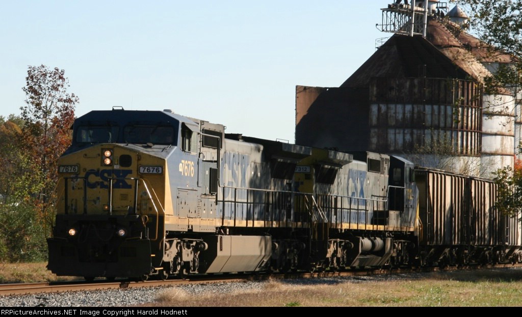 CSX 7676 leads train F728 towards the yard